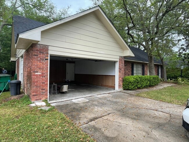 Building Photo - Spacious Home in Country Club Estates