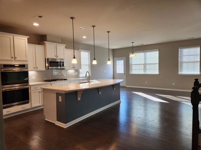 Building Photo - Charming Davidson 4-Bedroom with Modern Fi...