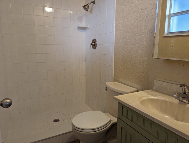 Building Photo - 3 Bedroom Home in Quiet Rockledge Suburb