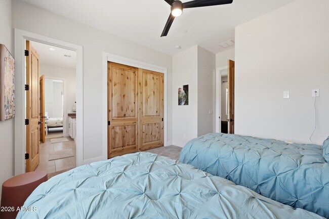 Building Photo - 6896 E Lomas Verdes Dr