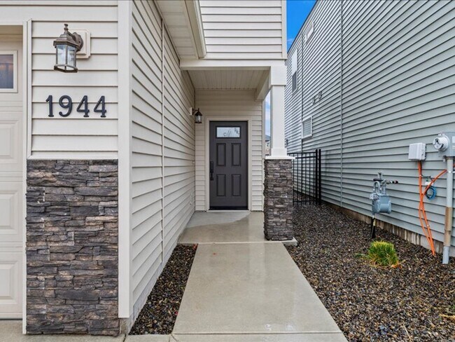 Building Photo - Free September Rent!  Beautiful Newer 4 Bed, 3 Bath located in the heart of Meridian - available ...
