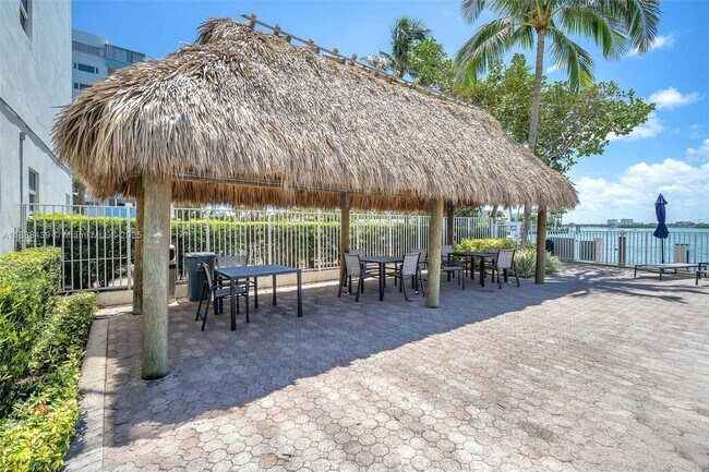 Building Photo - 10350 W Bay Harbor Dr