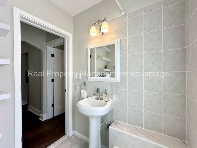 Building Photo - Beautifully Updated 2-Bedroom Home w/ 2-Ca...