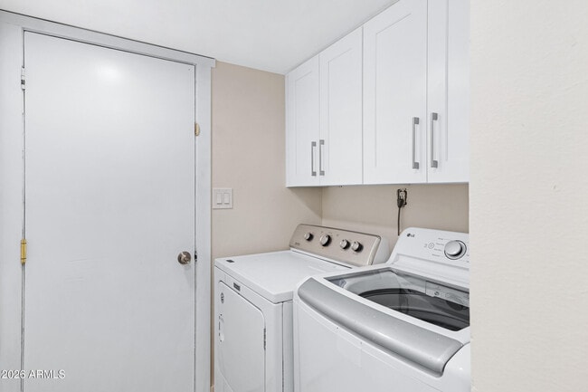 Building Photo - 3921 S Kenneth Pl