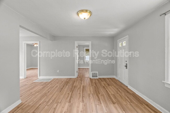 Building Photo - 7129 Greenhaven Dr
