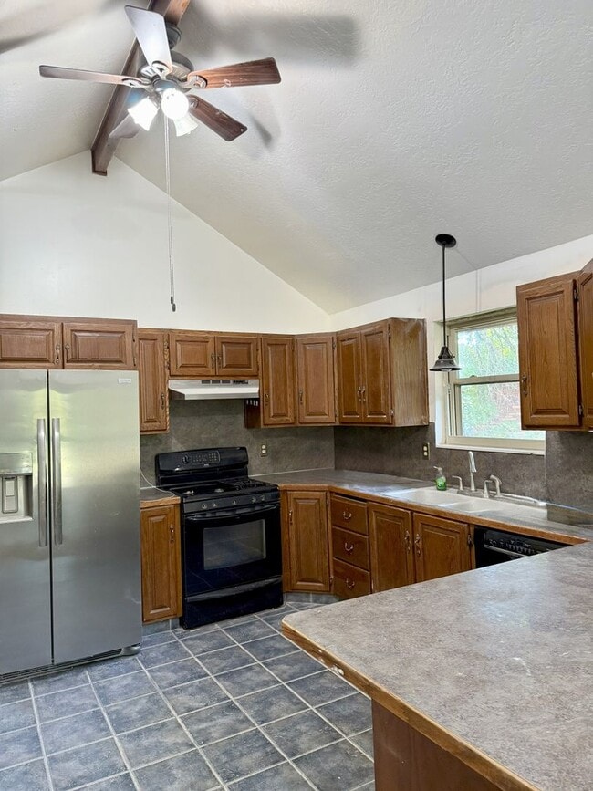 Building Photo - 4 Bed / 3 Bath Home for Rent in Riverdale,...