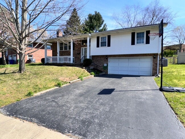 Building Photo - Beautiful House in Tates Creek! 4 BR, 2.5 ...