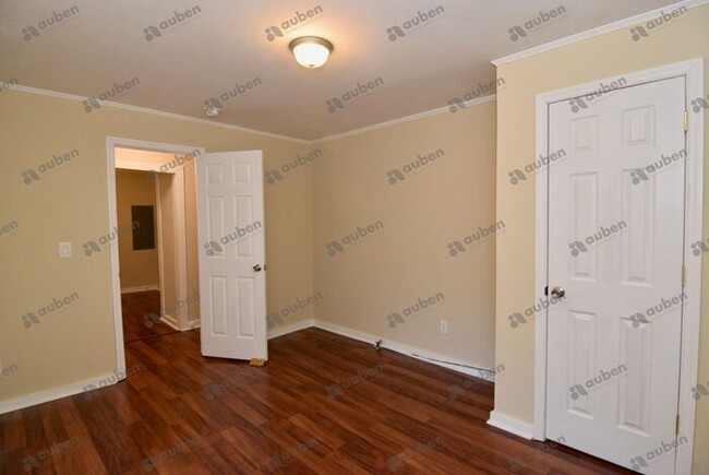 Building Photo - Updated 3 Bedroom House Near Surrey Center