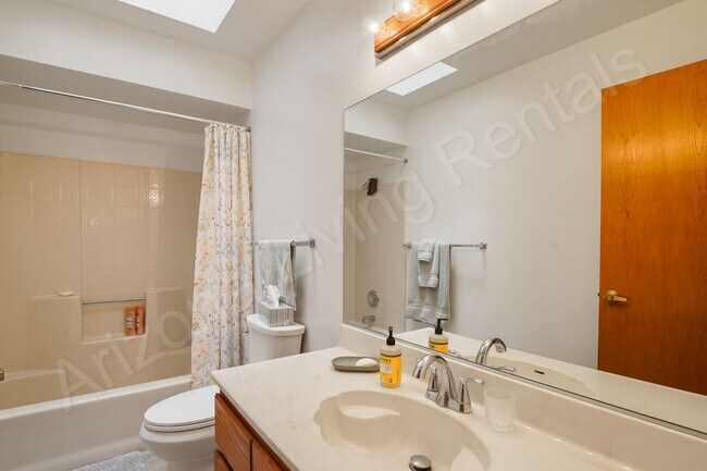 Building Photo - FURNISHED AVAILABLE NOVEMBER - APRIL