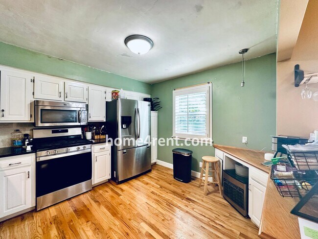 Building Photo - A Lovely, Four Bedroom Lenexa Home w/ Wood...