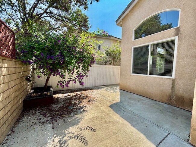 Building Photo - Oxnard | Seabreeze Gated Community | 3 Bedroom + 2.5 Bathroom | Corte Las Holas