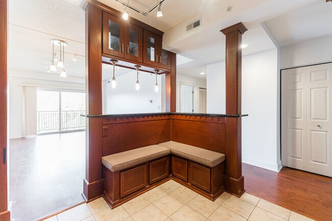 Building Photo - 125 Lakeview Dr