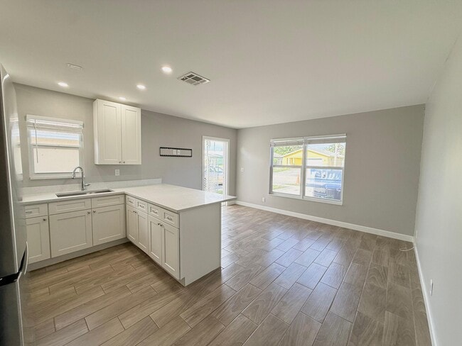 Building Photo - 1001 W 9th St