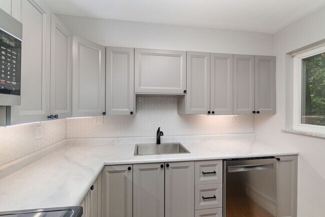 Primary Photo - 3519 Linwood Ave