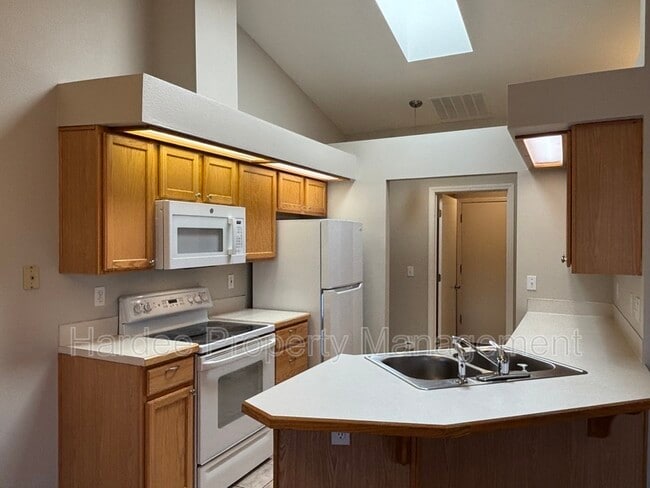 Building Photo - 1362 Pineridge Dr E