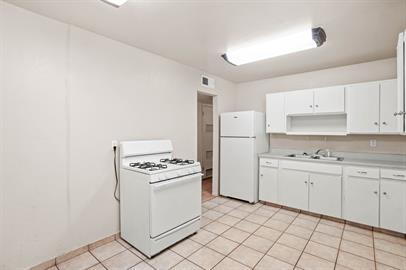 Building Photo - 4908 Royal Dr