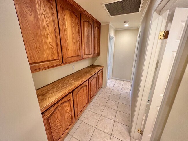 Building Photo - Peninsula Living just steps to the Beach