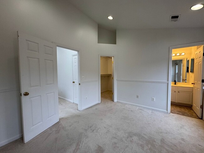 Building Photo - Spacious 2 Primary Beds 1 Den 3.5 Bath Townhome In Vibrant Sycamore Hill