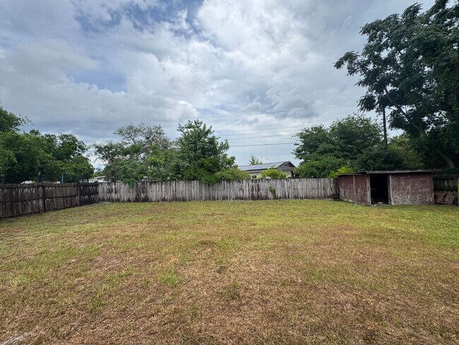 Building Photo - Lovely 3 Bedroom, 2 Bathroom Home in the Heart of Deltona!!
