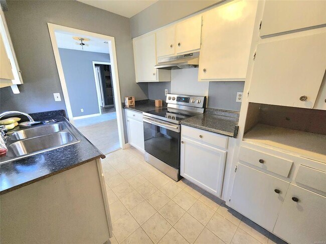 Building Photo - 6061 Briarhurst Dr