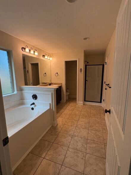 Building Photo - 986 Tudor Ln
