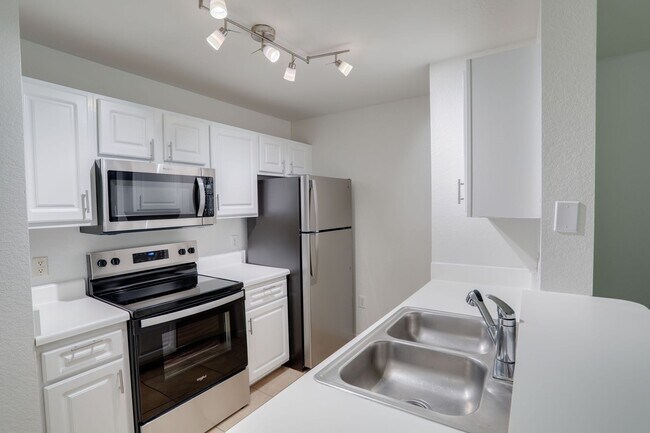 Building Photo - 5455 Vineland Rd