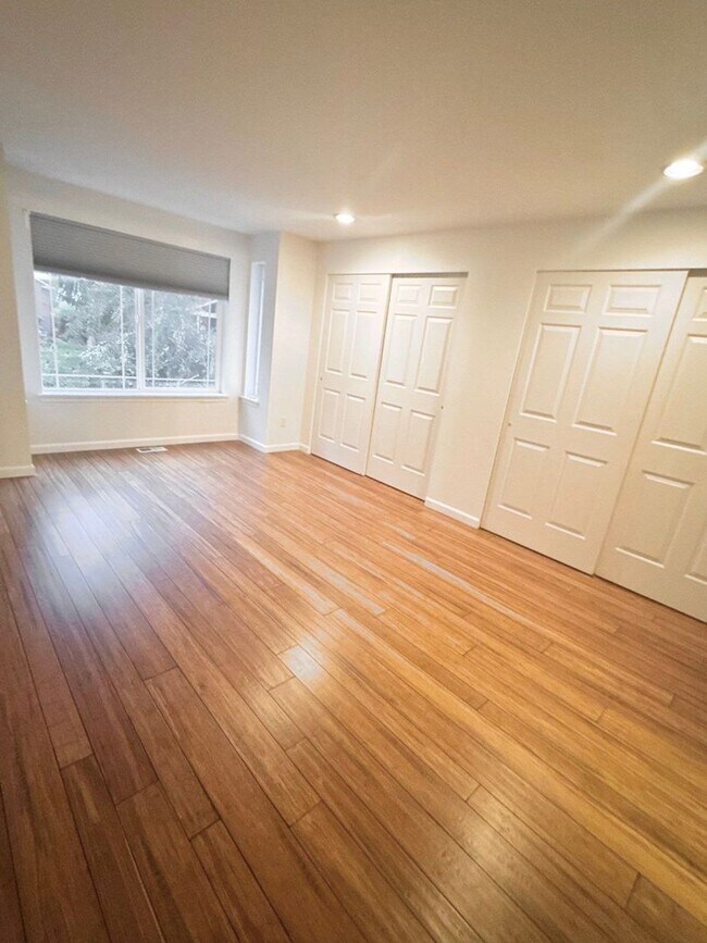 Building Photo - Spacious 2-Bed Townhouse in Seattle’s Greenwood / Phinney Area