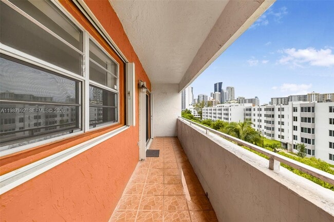 Building Photo - 18001 N Bay Rd