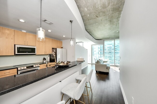 Building Photo - 5925 Almeda Rd