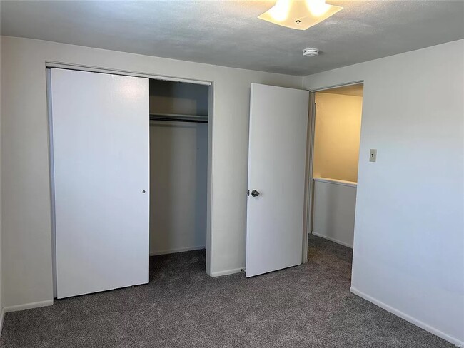 Building Photo - 208 Howard Dr