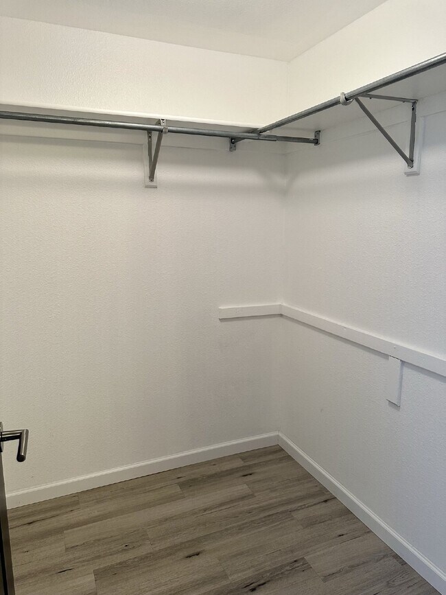 Building Photo - **MOVE IN SPECIAL** on this updated 2Bed/2...