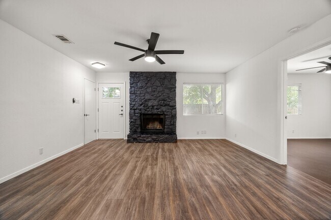 Building Photo - ** 2 Weeks Free!** Spacious 3-Bedroom Town...