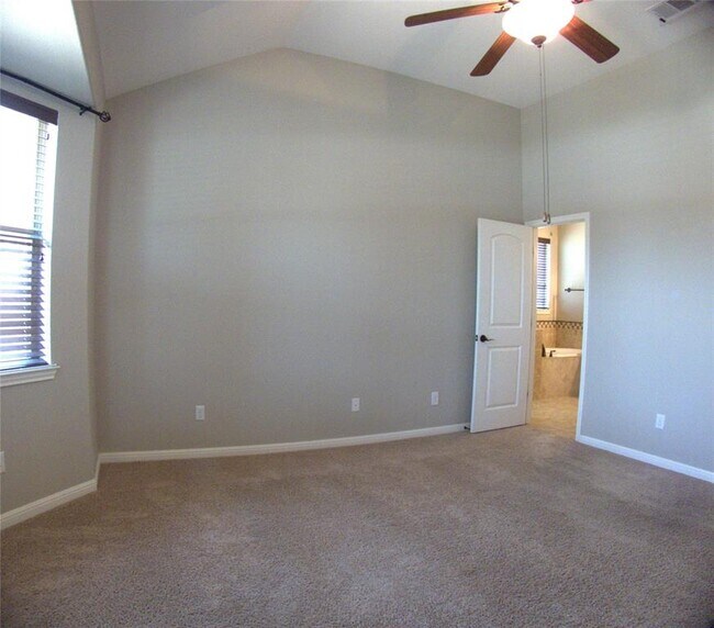 Building Photo - 14400 Senia Bend