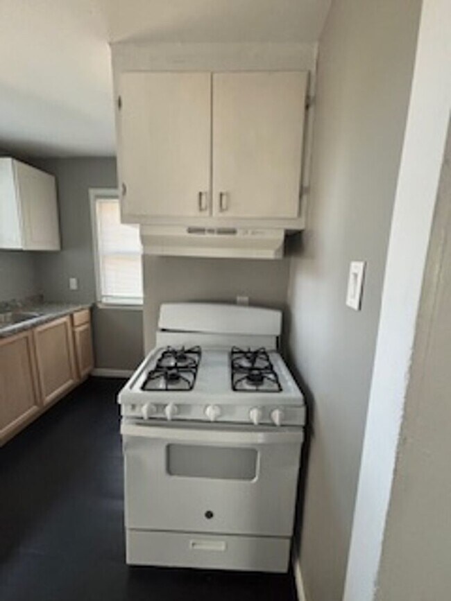 Building Photo - 7543 Lozier Ave
