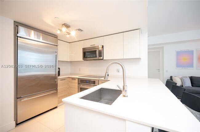 Building Photo - 1300 Brickell Bay Dr