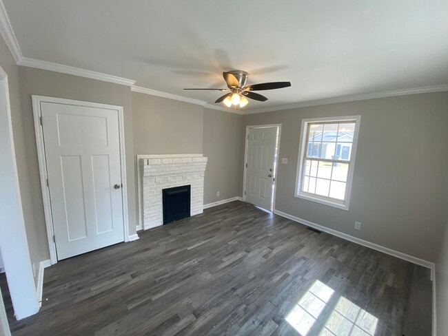 Building Photo - Lawncare and water included- 1 Bed 1.5 Bat...