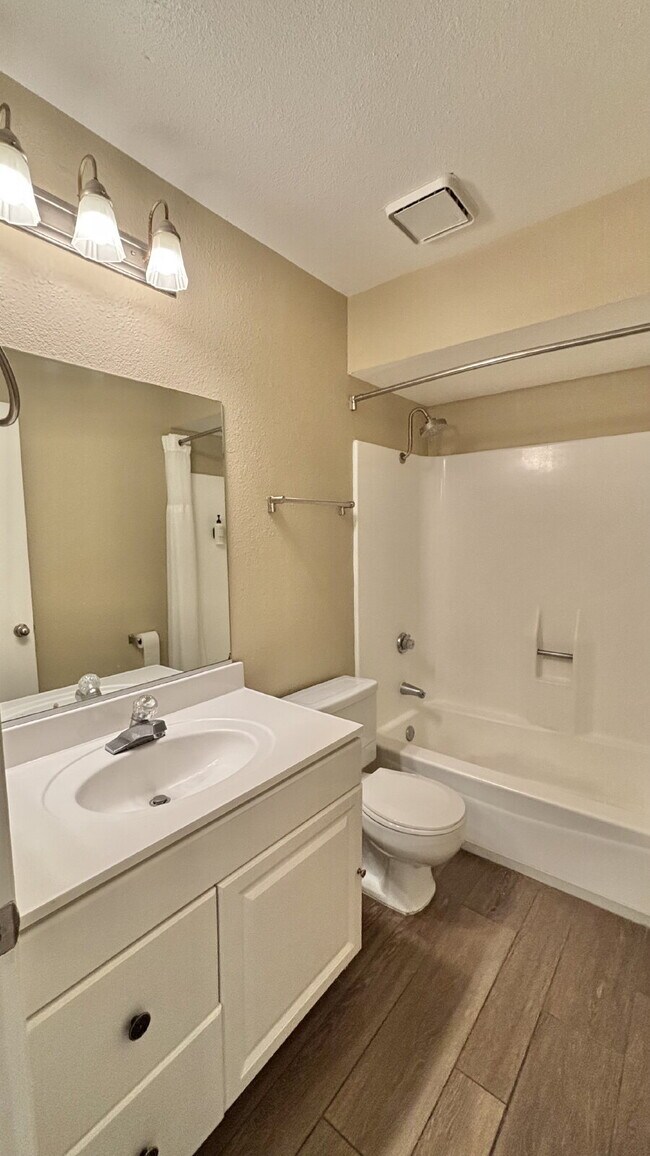 Building Photo - 2 Bedrooms Townhome Availble For Rent in I...
