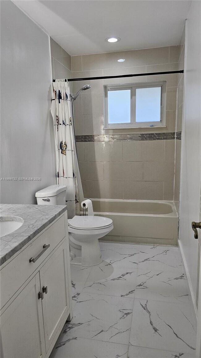 Building Photo - 117 NW 11th Ave