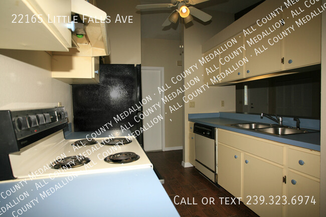 Building Photo - Spacious 2 Bedroom 2 Bathroom 2 Car Garage...