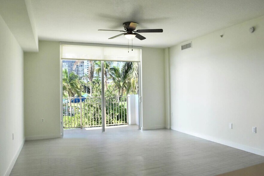 Building Photo - 551 NE 39th St