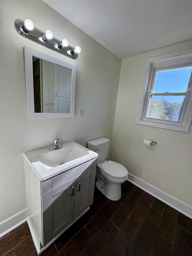 Building Photo - 3 bed 1.5 bath - freshly updated, central air, dishwasher, washer/dryer