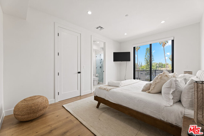 Building Photo - 5118 Laurel Canyon Blvd