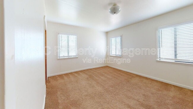 Building Photo - 429 Reindollar Ave
