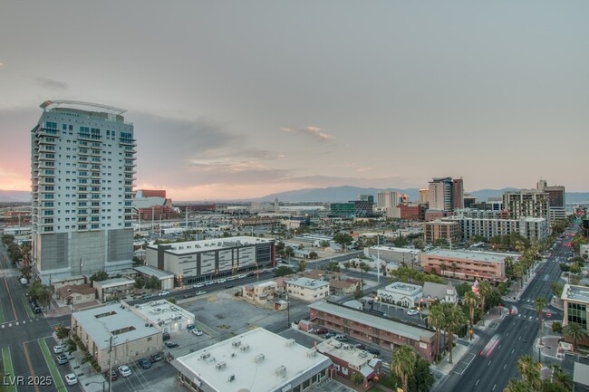 Building Photo - 900 S Las Vegas Blvd