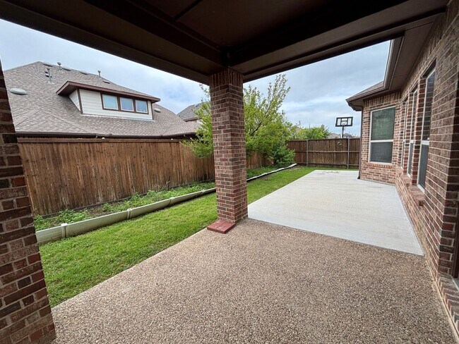 Building Photo - 5 BR/4BA | Updated Single Family Home | 2-Car Garage | Gated backyard