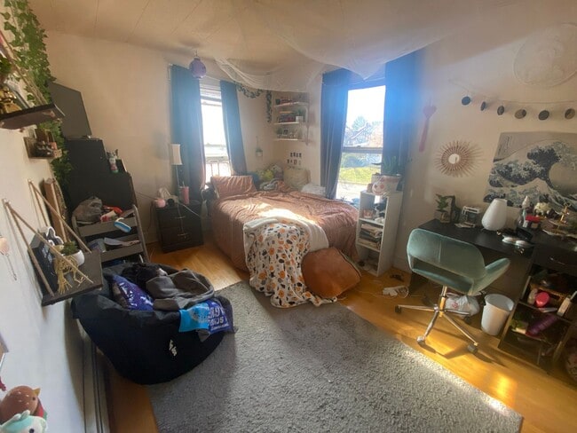 Building Photo - AVAILABLE JUNE - 6 BED 1.5 BATH Close to Campus!