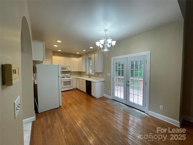 Building Photo - 1928 Dearmon Dr