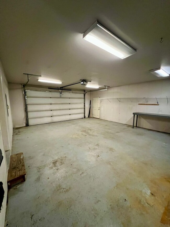 Building Photo - 3-Bedroom Home in North Pole / 2 Car Garag...