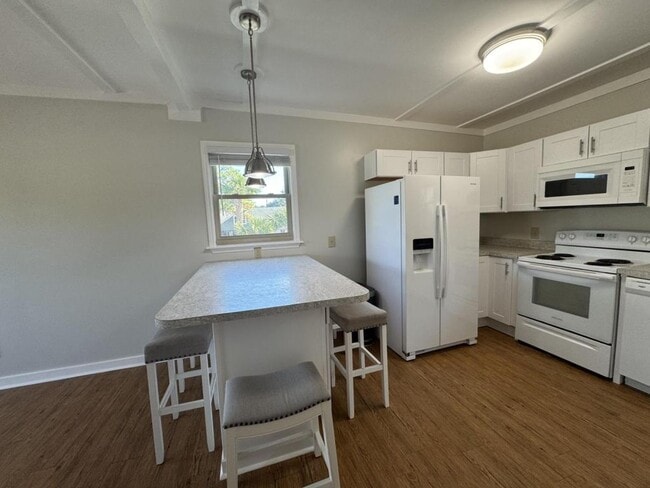 Building Photo - 303 3rd St