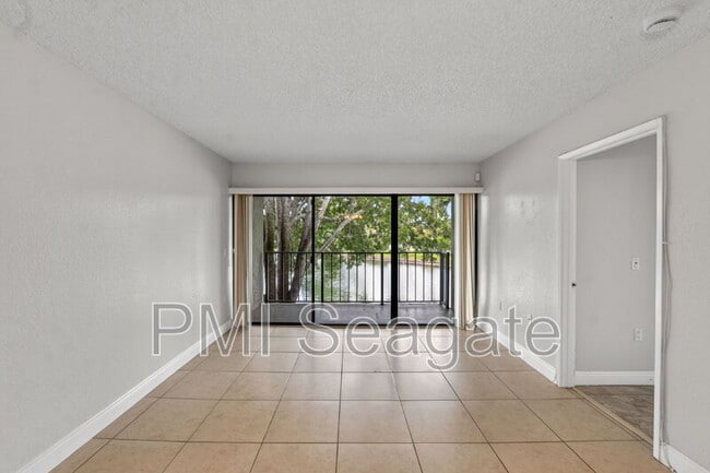 Building Photo - 1543 Lake Crystal Dr